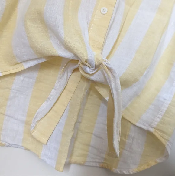 beachlunchlounge | Collection | Linen Tie Front Sleeveless Top - Picture 3 of 9